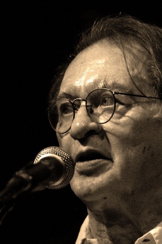 Remco Campert at the microphone